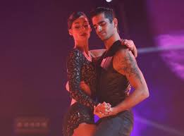 Le danseur christophe licata a enfin son heure de gloire et chante le célèbre titre boogie wonderland, sur lequel omar sy avait dansé dans le film. Dals Tatiana Silva Christophe Licata Nicolas Archambault Une Danse A 3 Qui Termine Au Lit
