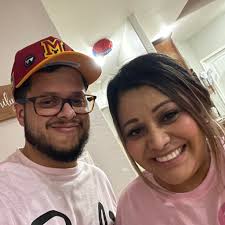 Somos Ariel y Natashia☕️ Los dos seres detrás de el nombre  @blacflamingocoffee☀️ Esto año ha sido talvez el más retante, tanto en  nuestra vida professional como la personal. Hemos caído mil veces