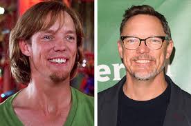 Sommaire 1 synopsis 2 fiche technique 3 distribution 4 bande originale 5. Live Action Scooby Doo Movie Here S What The Cast Looks Like Then Vs Now