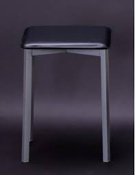 Con él que podrás apostar por un comedor o una cocina de reminiscencias rústicas, o bien completar la decoración de tu recibidor o de algún rincón del salón. Taburete Activa Negro Conforama