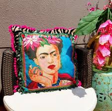 A creation from sylvie guieysse. Beau Grand Coussin Decoratif Frida Kahlo Avec Tissu Zebre Et Etsy Grand Coussin Coussin Decoratif Frida Kahlo
