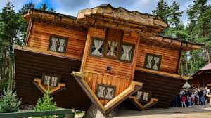 La Maison A L Envers Maison Attraction Touristique Batiment