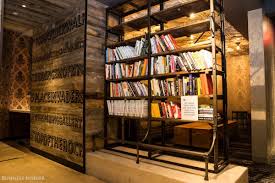 A Look Inside Twitter S New York Office Where Employees Enjoy Rose On Tap A Basement Cafe And A Fully Stocked Kitchen Run B New York Office Home Decor Decor