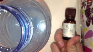 Citrus limon connue pour ses propriétés purifiantes, astringentes et tonifiantes, l'huile essentielle de citron est très employée en aromathérapie. Fabriquer Un Bain De Bouche Naturel Recette Bain De Bouche Youtube