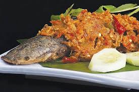 2 ekor lele ukuran besar; Resep Masakan Yummi Ikan Lele Penyet Bumbu Sambal Pedas Manis Yang Enak Lezat Dan Spesial Bahan Utama Ikan Lele 5 Ekor Lele 1 Sdm Air Jeruk Nipis 2 Siung Bawang Putih