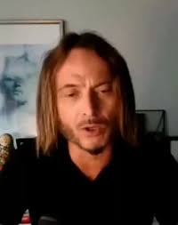 Siamo come i tedeschi che vedevano il fumo fuoriuscire dai campi di  sterminio e che fingevano di non accorgersi. Il fumo, oggi, arriva dalla  Palestina. È sotto gli occhi di tutti e non vede solo chi ...