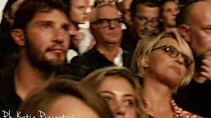 Dopo alcune esperienze nell'ambito musicale con diversi gruppi, è salita alla ribalta come cantante solista tra il 2009 e il 2010, ottenendo la vittoria alla nona edizione del talent show amici di maria de filippi e firmando un contratto con l'etichetta. Stefano De Martino Al Concerto Di Emma Marrone Video E Foto
