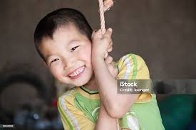 Anak Lakilaki Mongolia Kecil Memegang Tali Dan Tersenyum Di Rumah Foto Stok 