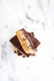 Essbarer keksteig (cookie dough) kommt ganz ohne haushaltszucker daher. Chocolate Chip Cookie Dough Special K Bars Half Baked Harvest