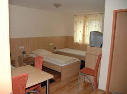 Salīdzini cenas uzreiz 100 rezervēšanas portālos. Hotel Garni Haus Zum Gutenberg Hallbergmoos 66 Empfehlungen