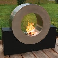 Moderner Garten Ideen Wie Sie Einen Perfekten Garten Gestalten Halbschattiger, mittelgroßer moderner garten im sommer, hinter dem haus mit gartenmauer und gartendeko für schöne gärten.