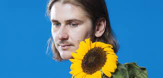 Rencontre avec le jeune optimiste et fantasque voyou à l'occasion de la sortie de son premier album les bruits de la ville. Destination Eurovision 2020 Voyou L Eurovision Au Quotidien