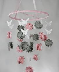 Mobile Bebe Fille Tres Original Des Papillons Blancs Et Des Fleurs Tridimensionnelles En Rose Et Gris Mobile Fleurs Mobile Bebe Mobile En Papier