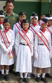 Waktu jaman sd saya jadi petugas pengibar bendera setiap upacara. Pelaksanaan Upacara Bendera Sdn Teluk Pucung 7