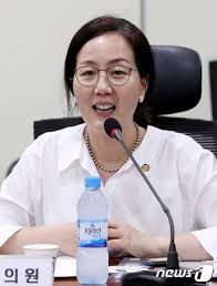 제가 여기서 실장님하고 계속 논란을 벌일 수가 없습니다.] 조대원 미래통합당 예비후보가 김현아 의원 단수 공천에 반발했다. ê¹€í˜„ì•„ ìœ ì€í˜œ í›„ë³´ìž ë‚¨íŽ¸ íšŒì‚¬ ì´ì‚¬ë¥¼ ë³´ì¢Œì§„ ì±„ìš©