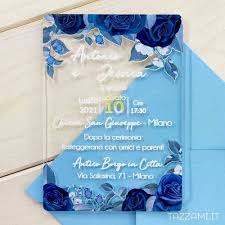 Il primo anniversario è il momento ideale per celebrare il vostro amore e ricordare insieme le ore trascorse a cercare le frasi di matrimonio perfette da scambiarvi al momento del sì, lo voglio. Partecipazione Matrimonio Con Eleganti Rose Di Colore Blu