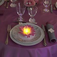 Idee Deco De Noel Decouvrez Notre Table Parme Et Argent Bougie De Noel Idee Deco Noel Table Noel Rose Deco Noel
