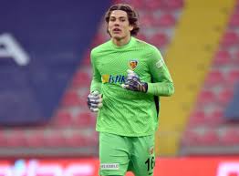 Kayserispor'un hazırlık maçında dili boğazına kaçan kaleci muammer zülfikar yıldırım hastaneye kaldırıldı. Trabzonspor Macinda 10 Kurtaris Yapan Dogan Gundem Oldu