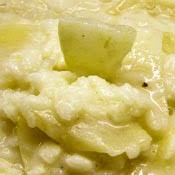 Ne risulta un piatto inaspettato, saporito e molto delicato, in cui le zucchine modulano l'accostamento e contribuiscono alla sorpresa, con la loro cottura poco spinta che ne lascia immutata la freschezza. Risotto Con Pere E Taleggio