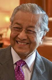Bapanya bernama mohamad bin iskandar dan ibunya wan tempawan binti wan hanafi. Mahathir Mohamad Wikidata