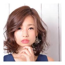 ミディアムヘアスタイル大人かわいいウェービーな動きのあるロブ