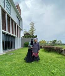 Ebit lew atau nama sebenar, ebit irawan ibrahim lew, memberitahu, program realiti, jejak ebit lew diterbitkan bagi menarik lebih banyak pihak membantu golongan memerlukan yang tidak disedari. Fortunately Romantic Ebit Lew Is Just For The Angel Let S Watch The Bollywood Videos On Aidilfitri Holding Almost A Red Hand We Turn Into A House Viral Exbulletin