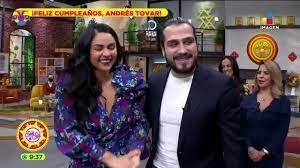 Andrés tovar is a producer and production manager, known for sale el sol (2016), de pisa y corre (2019) and visita de doctor … Imagen Entretenimiento Productor Andres Tovar Es Sorprendido Por Su Esposa Claudia Martin En El Foro Facebook