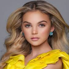 Isabella Weiss's Instagram, Twitter & Facebook