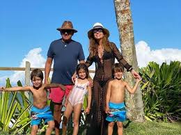 Finalmente esse é meu perfil oficial. Galvao Bueno Posta Em Trancoso Com A Esposa E Netos Familia Unida
