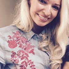 Leonora Fox's Instagram, Twitter & Facebook