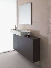 Asymmetrische Positionierung Sorgt Auch Im Bad Fur Eine Tolle Dynamik Hier Ist Das Waschbecken Nach Link Badezimmer Trends Badezimmer Mobel Waschbecken Design