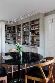 Ein Cambridge Condo Redesign Homepolish In 2020 Marmor Esstische Esstisch Stuhle Saarinen Tisch