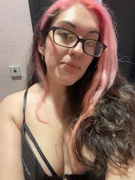 Hello, I'm looking for someone that can dye my hair somewhat like this. Any  recommendations? T.I.A.!