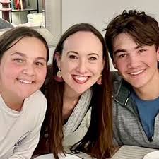 Lisa Mares's Instagram, Twitter & Facebook