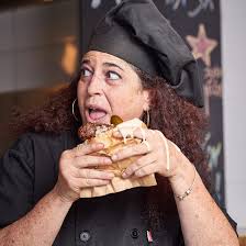 פיתה צרחות שעושה את עבודתה נאמנה 😋• רגע אחרי הביס הראשון, לא תפסיקו  לנטשנטש! • נו, אתם בדרך? אנחנו פה עד קבב אחרון 😜