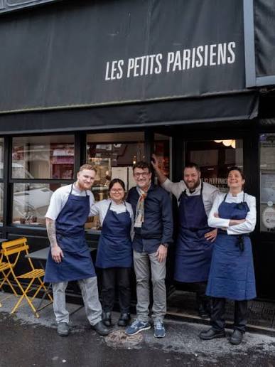 Quand la cave cesse d'accompagner la cuisine pour en faire partie. Aux @restaurantlespetitsparisiens , @cheflucasfelzine et Loïc Mougène construisent une même histoire dans l'assiette et dans le verre. Ici, chaque produit, chaque