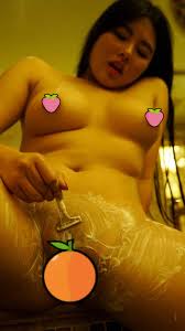 影+圖】暗黑版王祖賢？火辣網紅《娜露Selena》自摳嫩苞片、露點寫真大公開！ | 點我一下