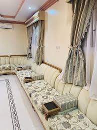 كنب مجلس نظيف جدا بكامل ملحقاته الستارة وديكورها وجميع القطع