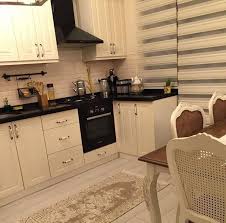 Mutfak dolabı renkleri kataloğu içinde de geniş popüler renk seçeneklerini bulmanız mümkündür. Cikolata Kahve Ve Beyazin Sicak Uyumuyla Zarif Ve Keyifli Bir Ev Ev Gezmesi Luks Mutfaklar Ic Tasarim Evler