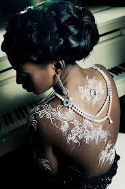 Beautiful White Henna Loks Lovely Against Dark Skin Why Did I Have To Be Pale With Images White Henna Designs White Henna White Tattoo