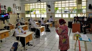 Profil sekolah dispendik surabaya content, pages, accessibility, performance and more. Wali Kota Risma Motivasi Siswa Smp Saat Simulasi Belajar Tatap Muka Bagian 1