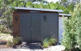To accompany and complement his family's main house, architect gerald parsonson designed this easy, informal shed that adequately addresses the beachy life of the family. Pin On House And Garden