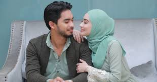 Encik suami sempat tak suapkan isteri masa sarapan tadi? 10 Cara Sweet Suami Isteri Untuk Makin Romantik Rupanya Ini Yang Kita Hampir Lupakan Keluarga