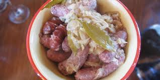 Le diot est une saucisse de porc parfumée à la noix de muscade originaire de savoie. Diots Au Vin Blanc Site Officiel De La Chartreuse En Savoie Et Isere Au Coeur De Rhone Alpes Hebergement Et Sejour De Ski Randonnee