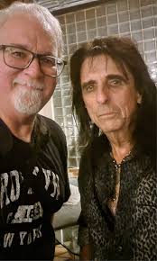 An honor to finally meet Alice Cooper tonigh.