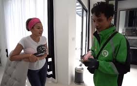 Prank luki ka nyamar jadi ojol buat kasi kejutan ke nindy ini part ke 2 nya guys tonton prank istri nyamar jadi ojol kejutan sederhana untuk istri yang ulang tahun sumpah bikin. Prank Ojol Viral Kchyvrkuvdoccm Prank Ojol Viral Dan Twitter Prank Ojol