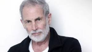 Emotiva foto de niña con sus dos papás se volvió viral