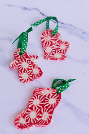 Small ring cakes with candy decorations. Kid Friendly Christmas Crafts Using Peppermint Candy