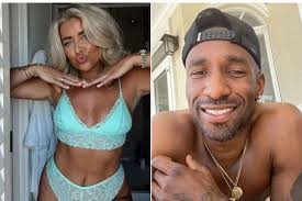 Defoe cầu xin nữ y tá đá 'sân nhỏ'