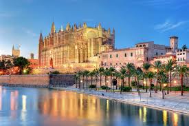Bab.la is not responsible for their content. Palma Zu Den Bekanntesten Sehenswurdigkeiten Der Balearen Haupstadt Gehoren Die Kathedrale La Seu Und Der Palast Des Konigs